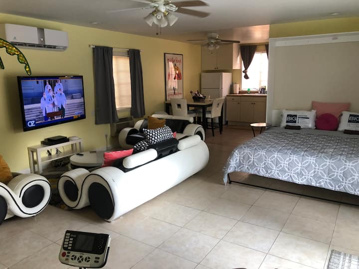 Cama tamaño king NUEVA con sábanas de alta calidad y almohadas adicionales