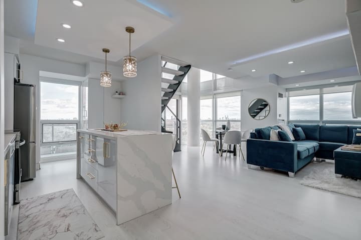 Modern 2 Storey Condo w/ outdoor pool