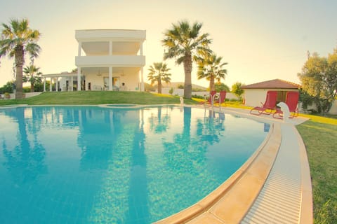 ALASHATO VILLA LUXURIOUS w 7 bedrooms/pool/garden