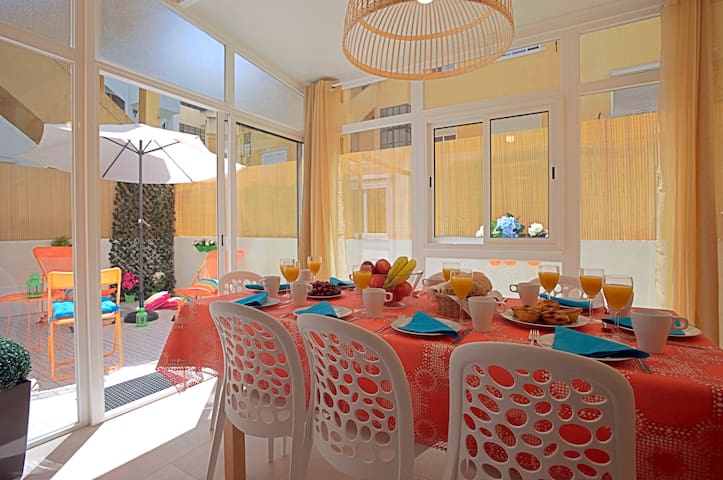 ALM- Spacious. Sunny. Patio. Quiet area. FAST WIFI