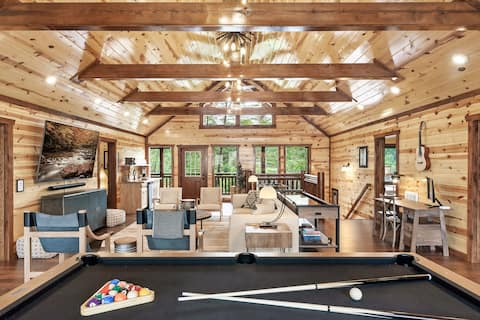 Giant Luxury 10BR Cabin Huge Outdoor Area, Pool