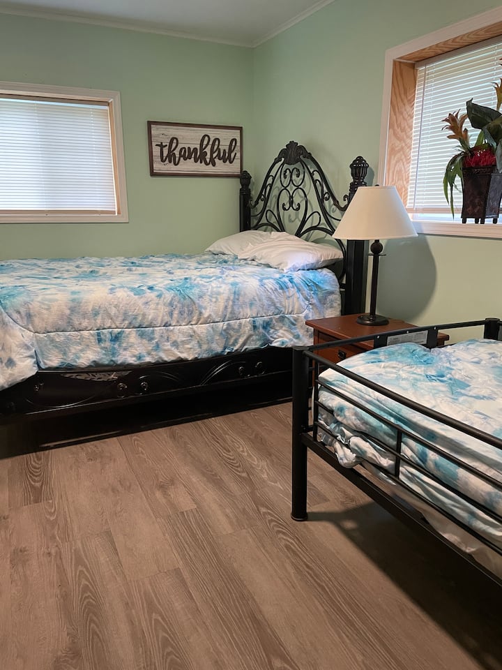 BR พร้อมเตียงควีนไซส์และเตียงคู่ นอกจากนี้ยังมีโครงเตียงในตู้เสื้อผ้าโดยมีฟูกนอนอยู่ใต้ฟูกคู่