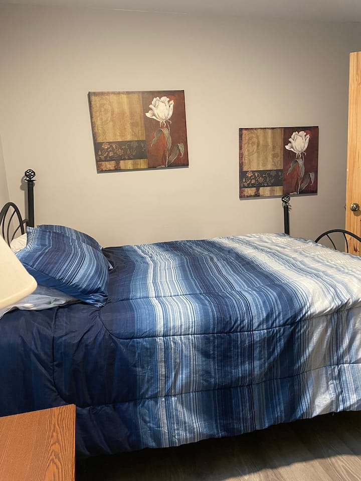 ห้องนอนพร้อมเตียงควีนไซส์