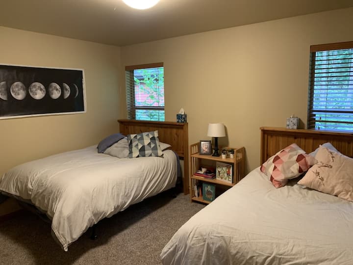 Chumba kikubwa cha kulala cha pili chenye vitanda 2 kamili.