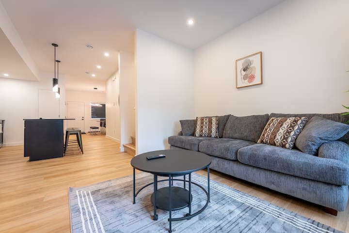 2022 House Build! 3 King Beds 2.5 Baths! - Winnipeg