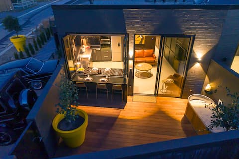 Yellow Pots Apartment B, Luxurious Outdoor Bath