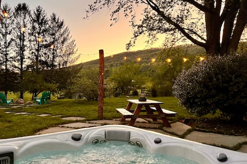 HotTub, 1 acre fenced yard - nearby towns open