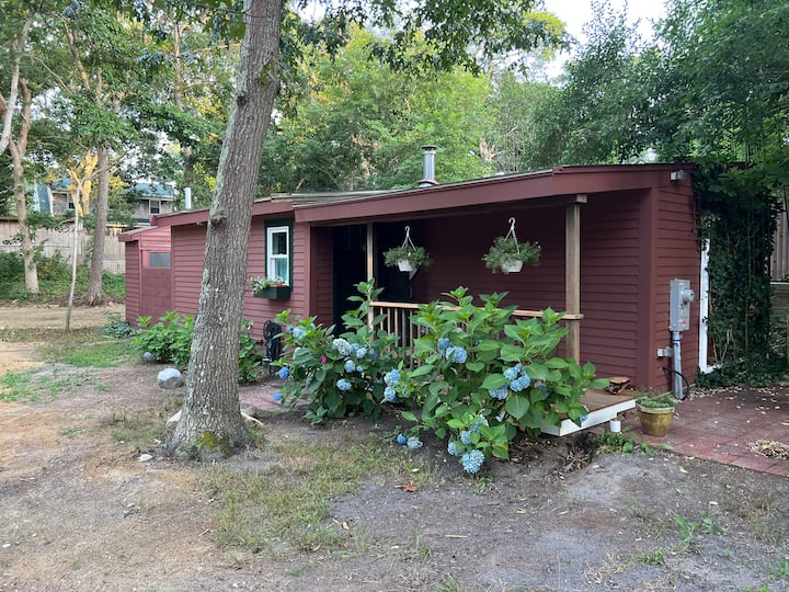 Mushroom Cottage Guesthouses for Rent in Edgartown, Massachusetts