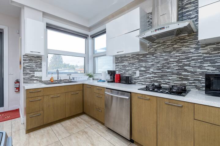 Spacious 5BR House/Up to 10guests gallery image 3