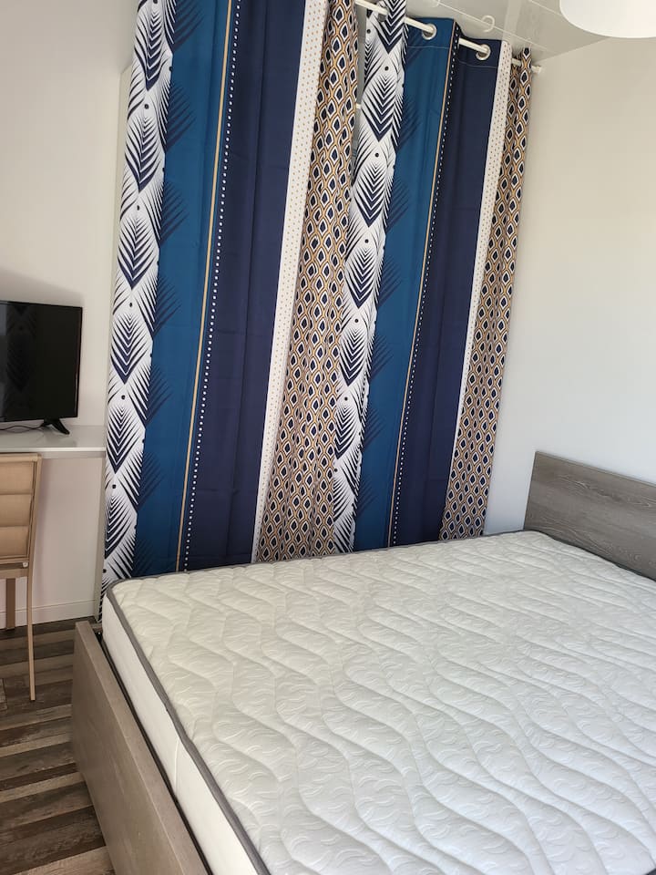 chambre lit 140x190 avec tv mural