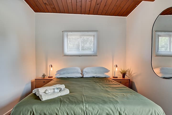 Ორივე საძინებელში დგას საწოლი 152 × 203 სმ