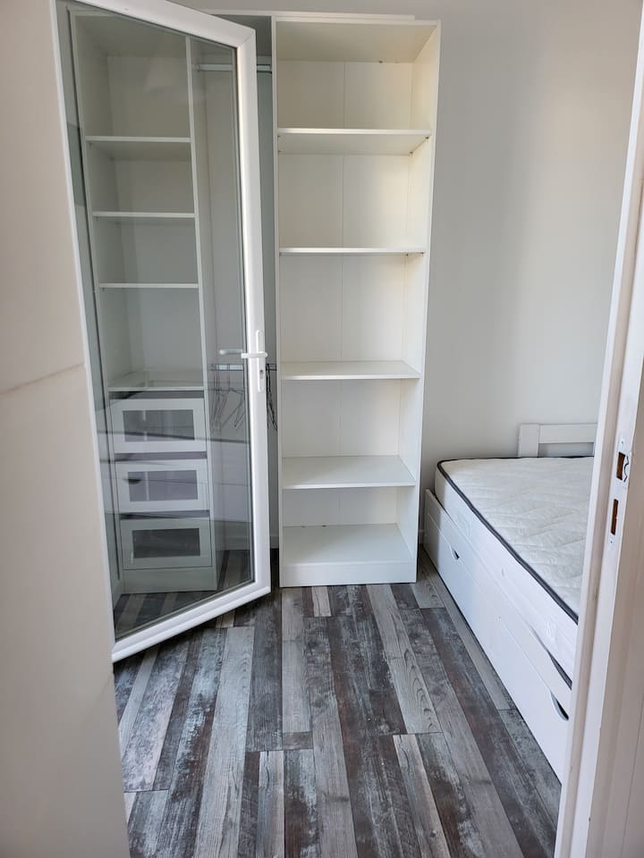 小卧室，可直接通往露台，配有2张80厘米的床垫和一间更衣室