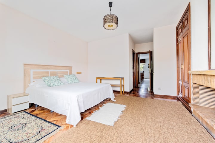 غرفة نوم رئيسية مع تراس وحمام داخلي.