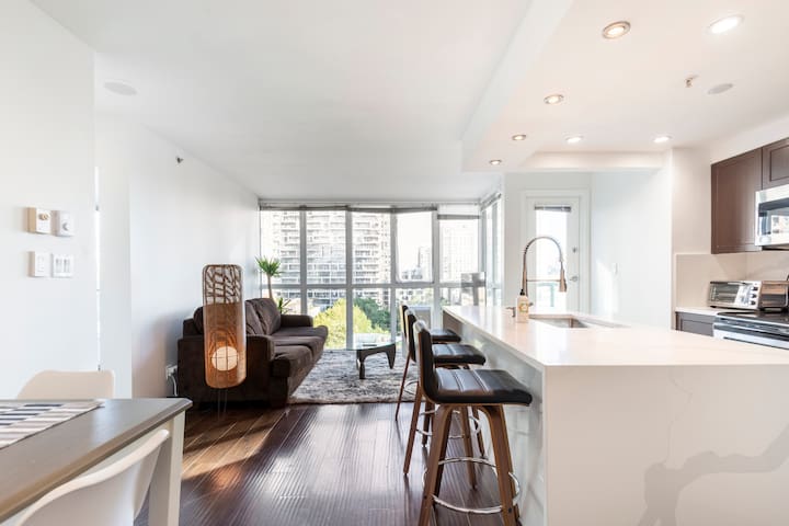 Luxury 2-bedroom condo beach side Yaletown