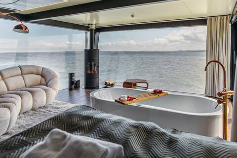 Houseboat 90m2 jacuzzi, sauna, fireplace BREAKFAST