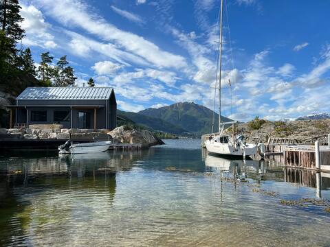 Stunning Holiday Rental by the Waterfront