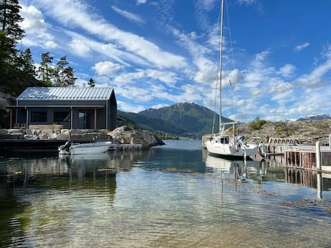 Stunning Holiday Rental by the Waterfront