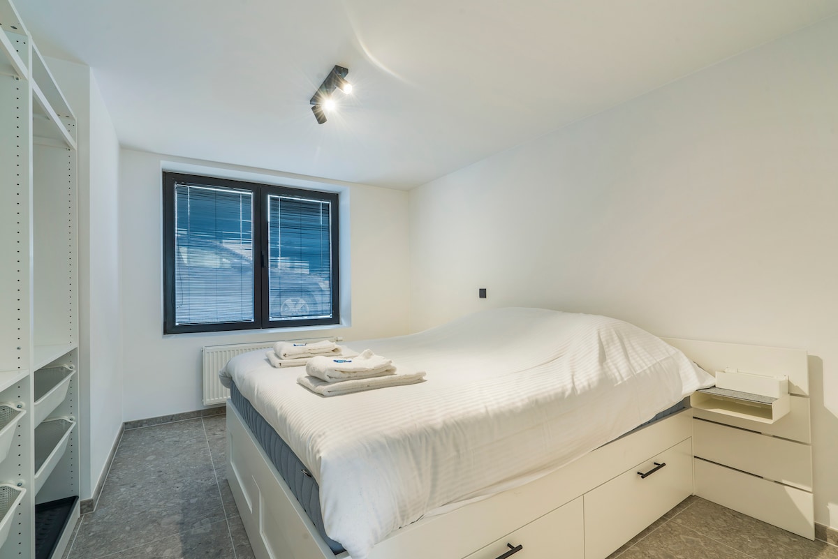 Избягайте в спокойствие: нашата спокойна спалня предлага уютно уединение от ежедневната суматоха.