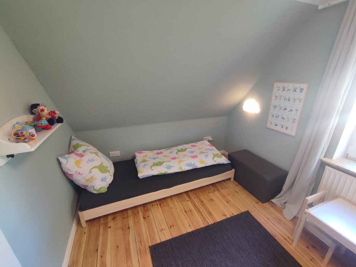 המיטות בחדר הילדים בגודל 90x200 ס"מ.