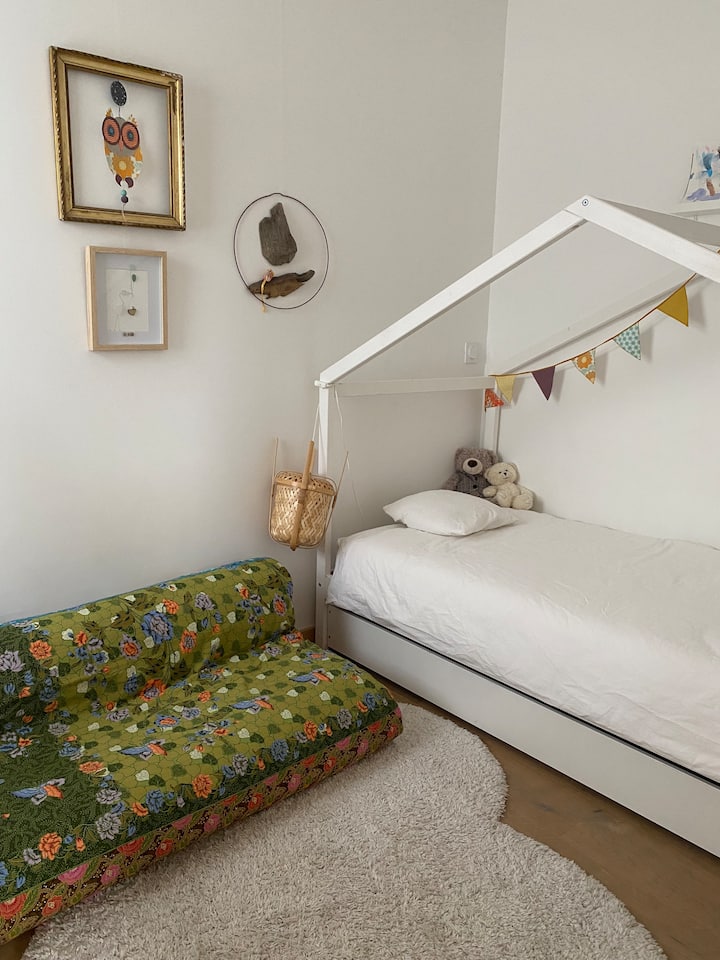 Ova je soba mala, ali ima dva prozora, jedan krevet i po želji futon širine 120 cm. 