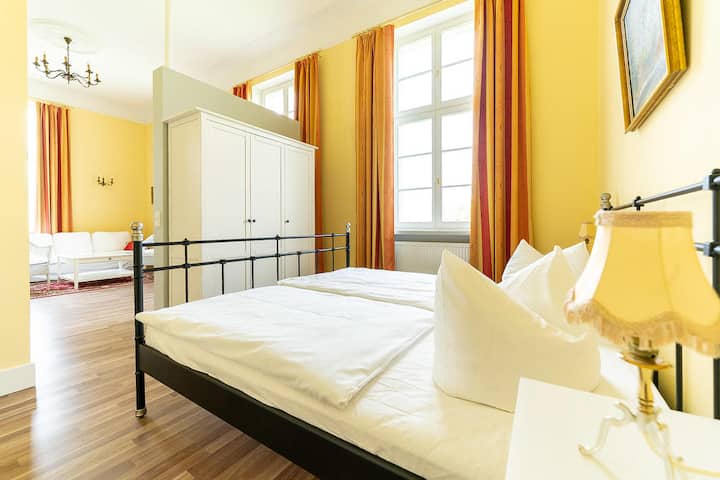 พื้นที่ห้องนอนพร้อมเตียงคู่