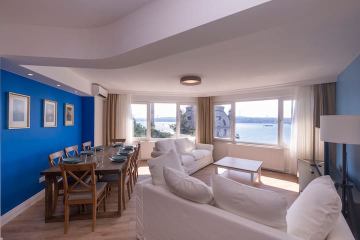 Contemporary Waterfront Apt. with a Stunning View