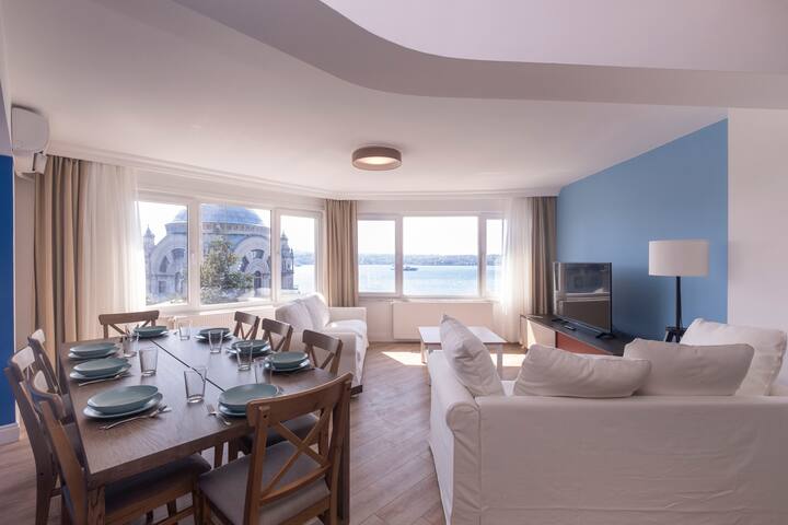 Contemporary Waterfront Apt. with a Stunning View gallery image 2