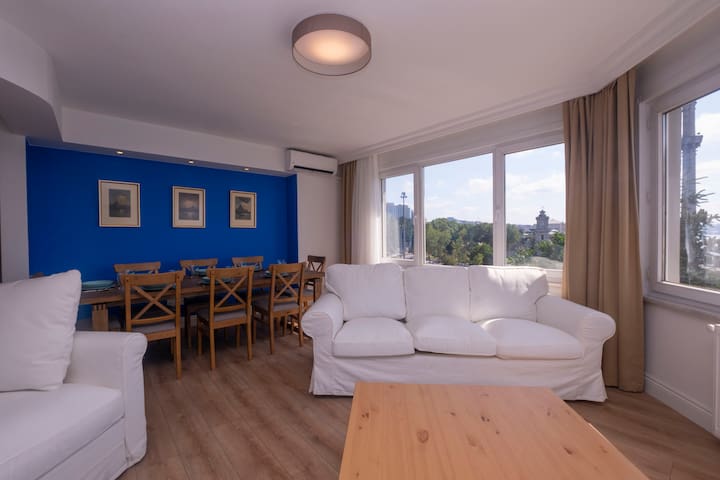 Contemporary Waterfront Apt. with a Stunning View gallery image 3