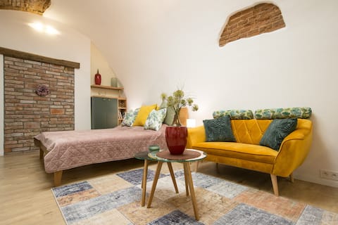 Lovely 1-bedroom unit in the city with garden