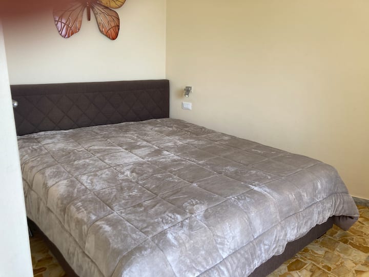 Spavaća soba s bračnim krevetom