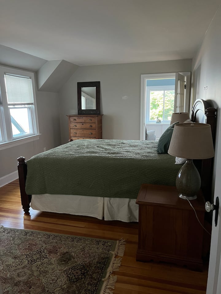 غرفة نوم بسريرين بحجم كبير