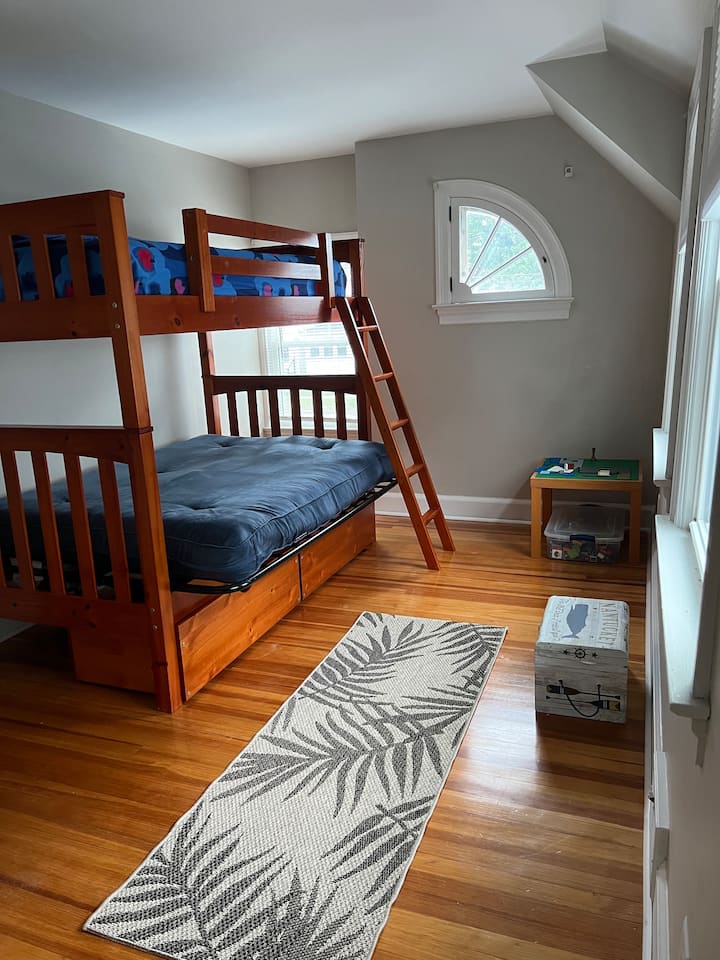 غرفة النوم 4- سرير مكون من طابقين مع سرير فردي (أعلى) وكامل (أسفل)