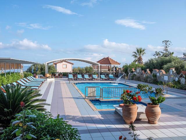 Pool and seaviews New 3bed 3bath apt 6-10 people