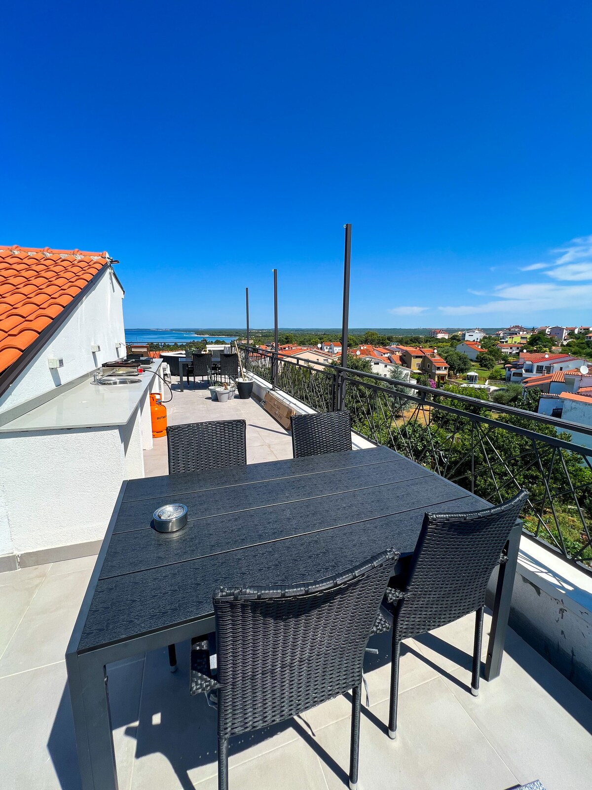 ap2 · Roof terrace with jacuzzi + sea view, beach walk