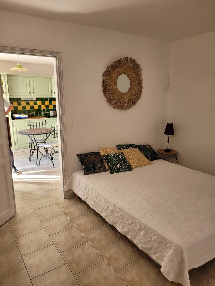 la chambre avec son lit de 160