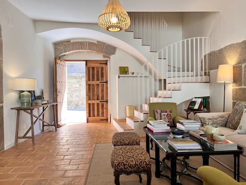Anuncio de Airbnb popular: Elegantly restored old village mansion with pool en Castilla La Mancha