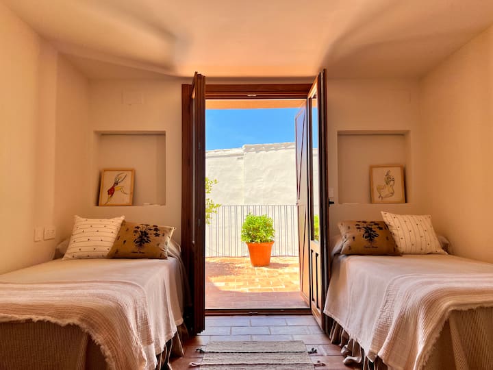 Dormitorio doble con terraza primera planta / First floor twin bedroom with terrace