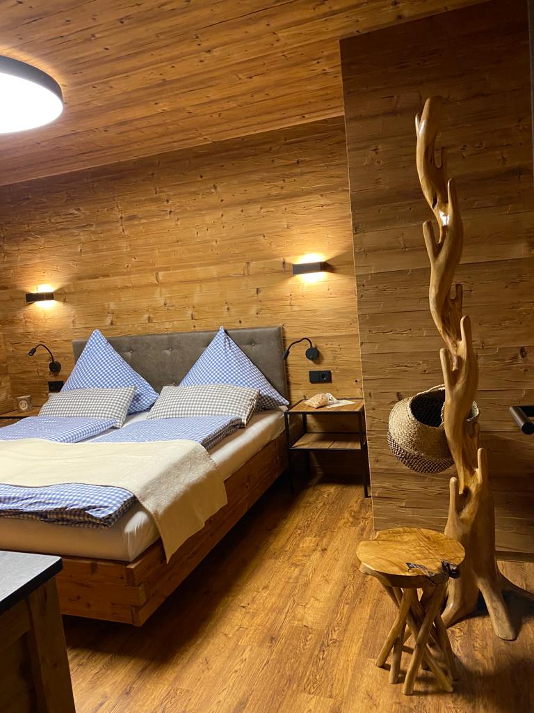 Schlafzimmer mit Alpakawollbetten und Zirbenkissen