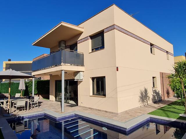 VILLA RIOJA with pool, Only Familys