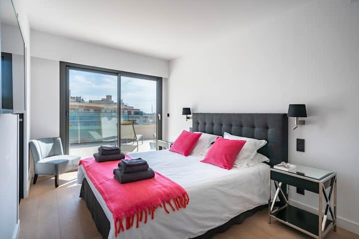 חדר שינה גדול עם חדר הלבשה וחדר רחצה