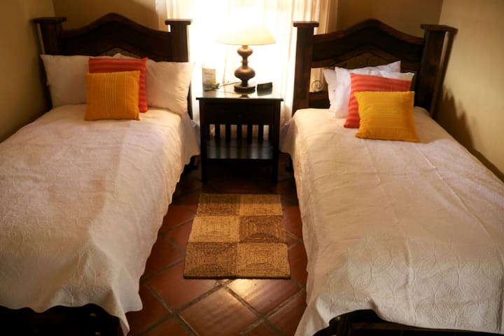 Vizitorë, krevate të rehatshëm dhe kondicioner