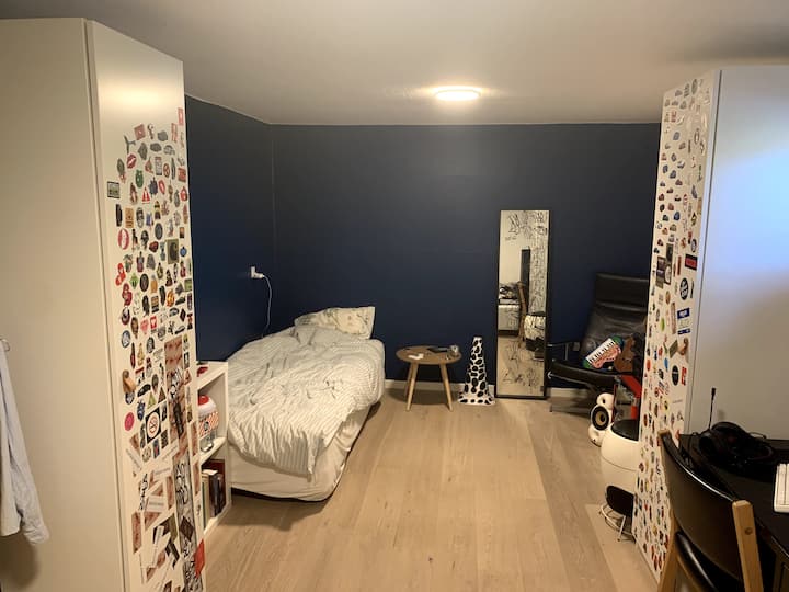 Habitación infantil con 2 camas individuales.