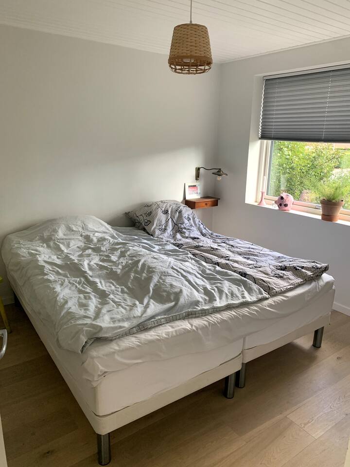 Dormitorio con cama de matrimonio.