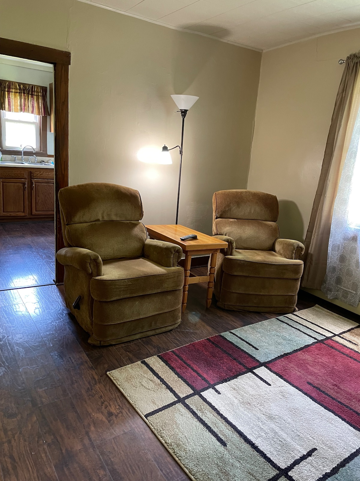 ผู้เอนกายสองคนดูทีวีหรือพักผ่อน 