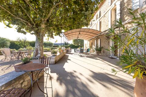 Fully renovated farmhouse near Avignon