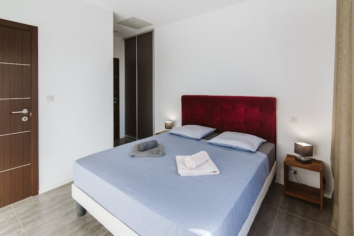 Chambre 3. 
1 lit double. Placard