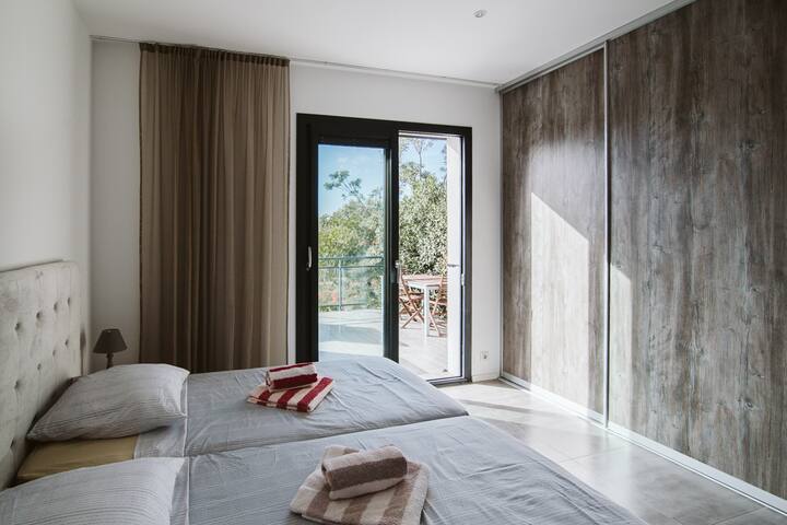 Chambre 2. 
2 Lits personnelles ou 1 lit double. Placard
Vue sur la terrasse