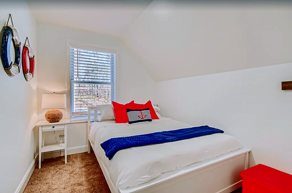 Upstairs queen bedroom with extra large closet.