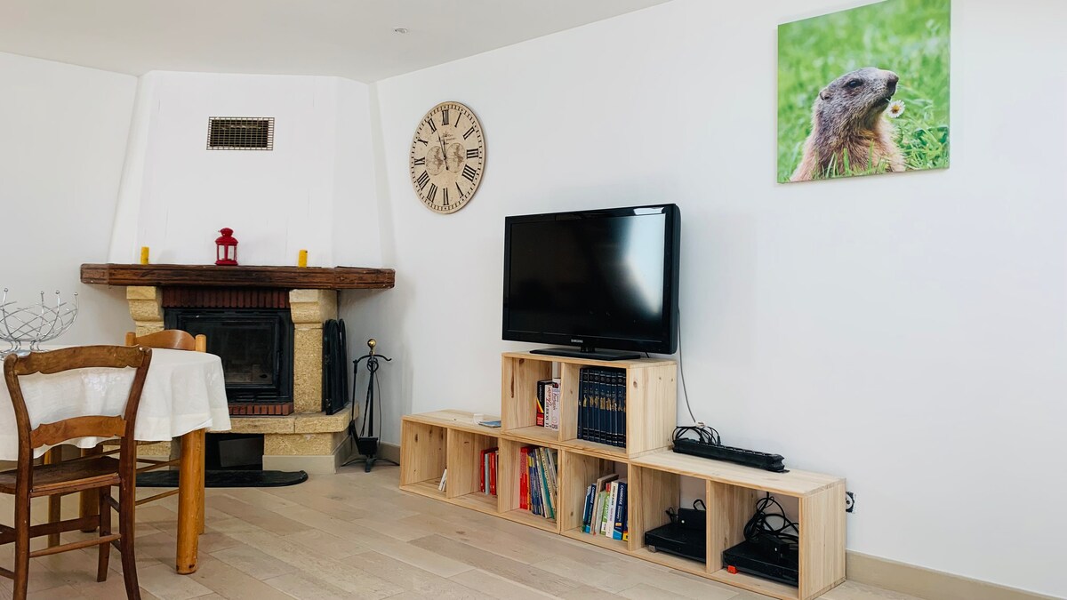 Annonce Airbnb populaire: Charming apartment with fireplace à Taninges