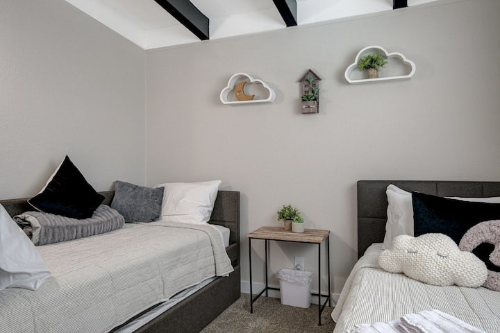 ห้องนอน #2 ที่นอนคู่ - เตียงนอนเล่น 1 เตียงพร้อมรางเปิดพร้อมที่นอนคู่หลังที่ 2 และเตียงคู่เดี่ยว 1 หลัง